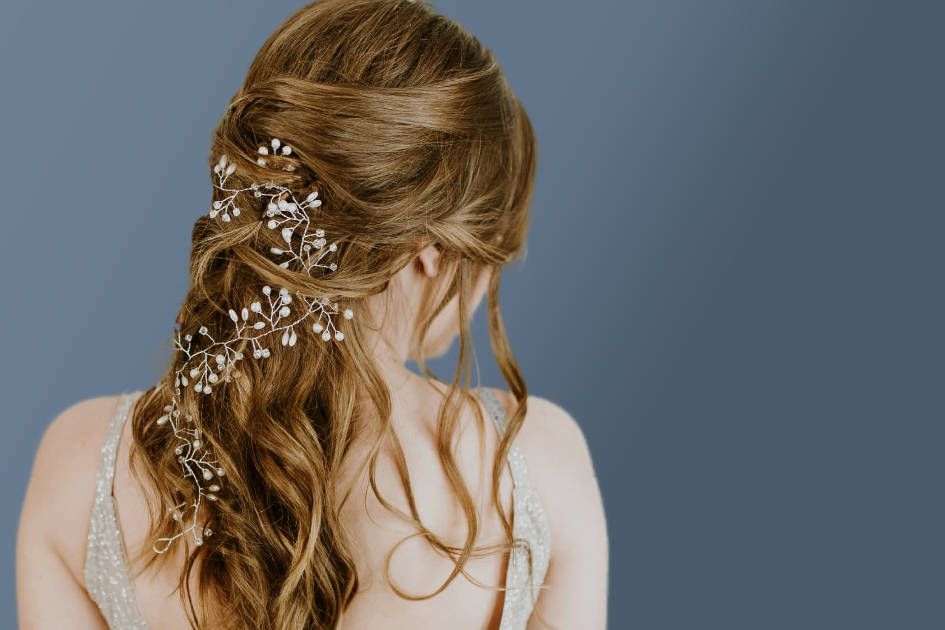 Frau mit langen lockigen Haaren und Brautfrisur