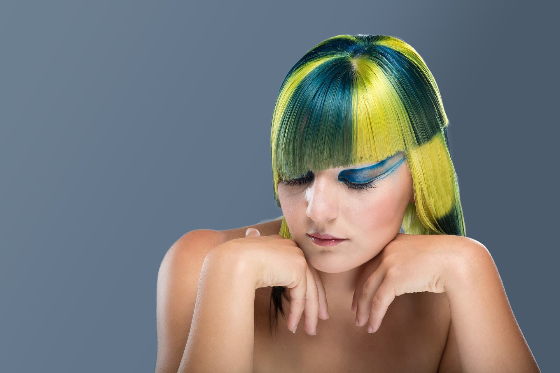 Frau mit kurzen gefärbten Haaren