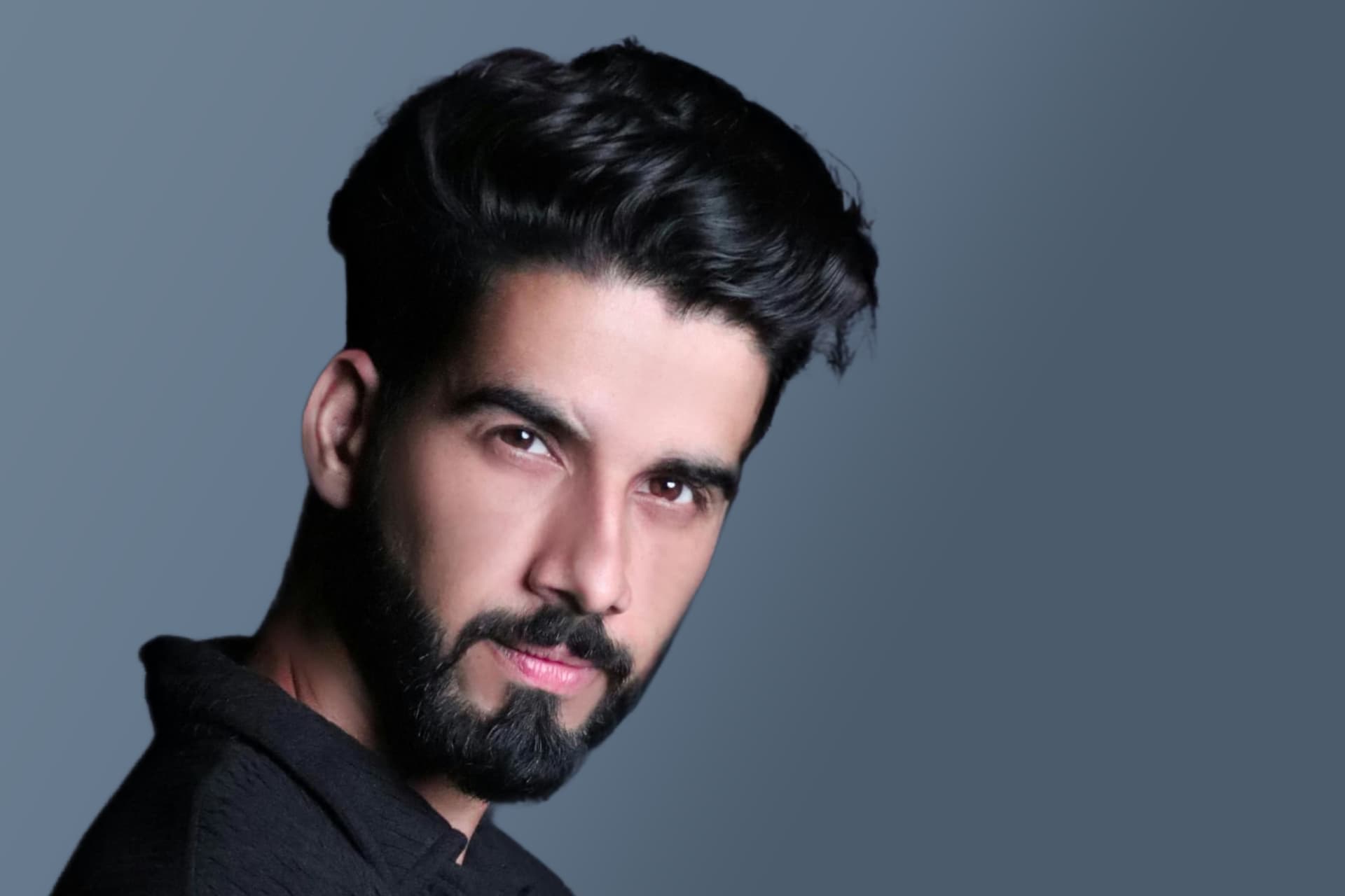 Mann mit elegantem Kuzhaarschnitt